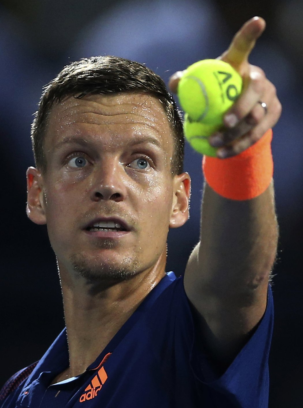 Tomáš Berdych v zápase prvního kola turnaje v Dubaji proti Lukáši Rosolovi