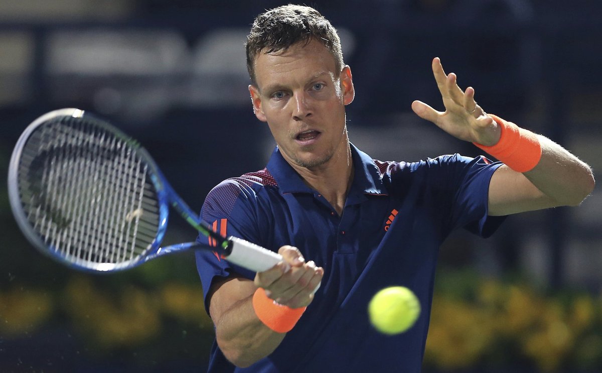 Tomáš Berdych v zápase proti Lukáši Rosolovi na turnaji v Dubaji