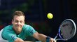 Tomáš Berdych se těžce natahuje po jednom z přesných úderů Nicka Kyrgiose