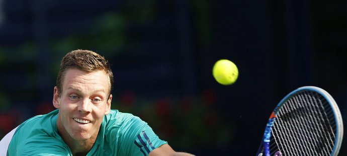 Tomáš Berdych se těžce natahuje po jednom z přesných úderů Nicka Kyrgiose