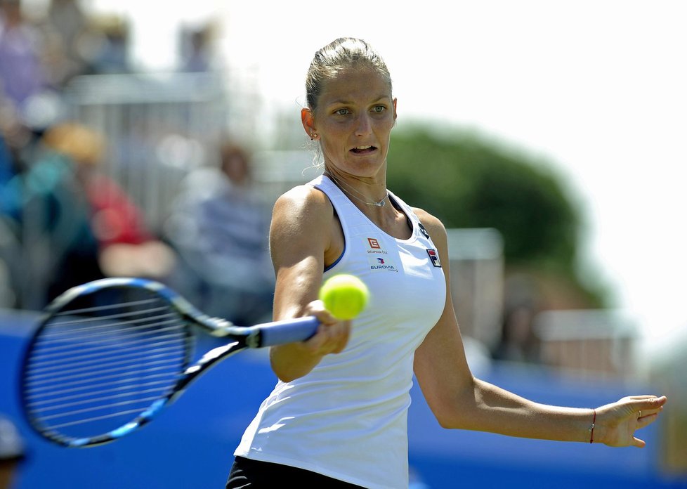 Karolína Plíšková ve finále turnaje v Eastbourne proti Slovence Dominice Cibulkové