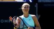 Česká tenistka Petra Kvitová slaví úspěch v podobě postupu do čtvrtfinále v Eastbourne, domácí Britce Boulterové uštědřila i kanára