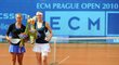 Barbora Záhlavová-Strýcová (vlevo) a Agnes Szavayová po finále ECM Prague Open 2010