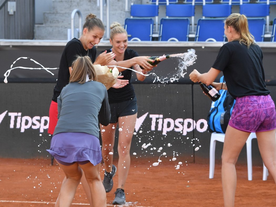 Vítězný tým turnaje na pražské Štvanici - české tenistky Kristýna a Karolína Plíšková, Karolína Muchová, Markéta Vondroušová a Nikola Bartůňková