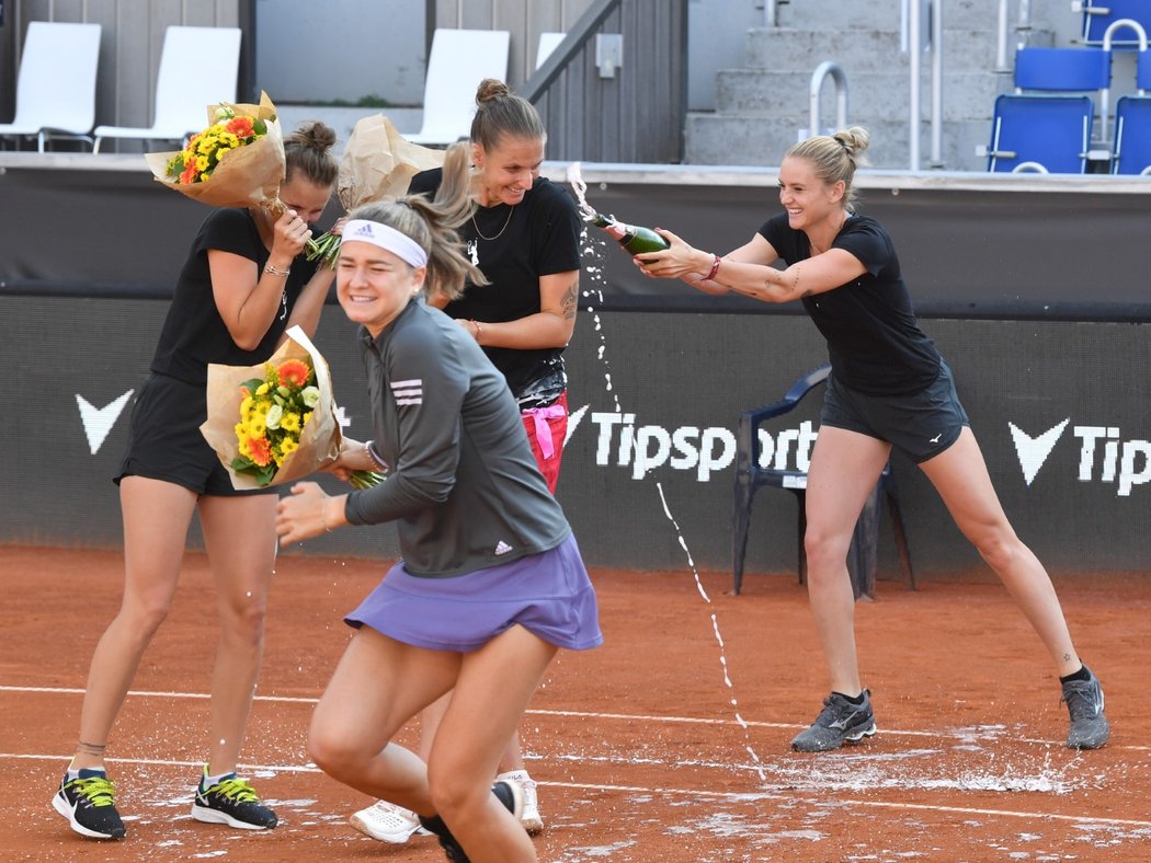 Vítězný tým turnaje na pražské Štvanici - české tenistky Kristýna a Karolína Plíšková, Karolína Muchová, Markéta Vondroušová a Nikola Bartůňková