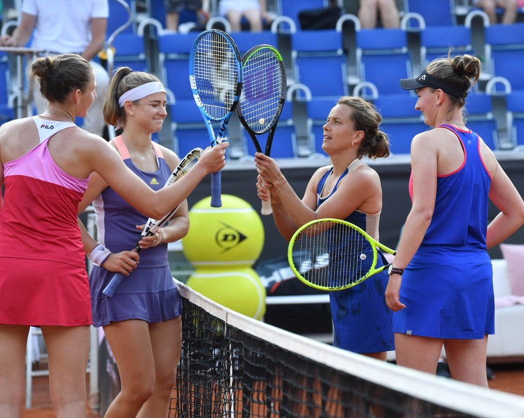 Konec zápasu čtyřhry na tenisovém turnaji v Praze na Štvanici, vlevo Karolína Plíšková a Karolína Muchová, na druhé straně kurtu Barbora Strýcová a Barbora Krejčíková