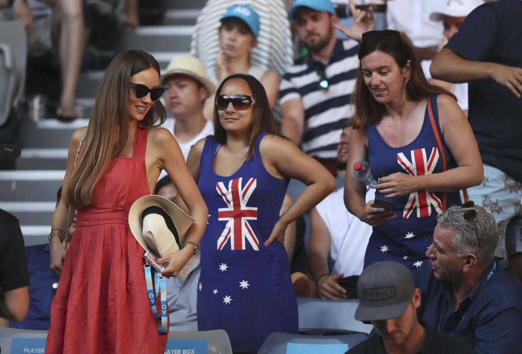 Manželka Tomáše Berdycha Ester fandila v Melbourne v červených šatičkách