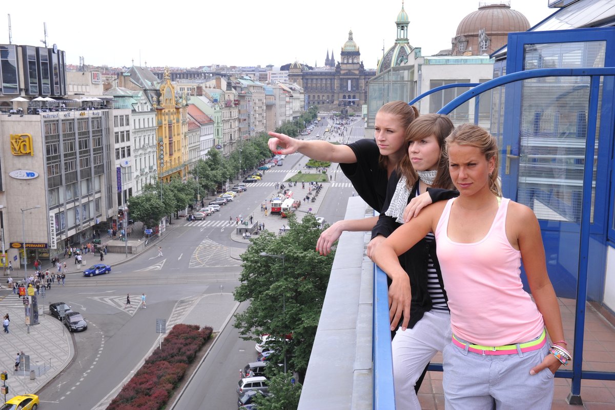 2011. Sportovní hvězdy Eva Samková, Barbora Strýcová a Kateřina Elhotová na terase na Václavském náměstí.