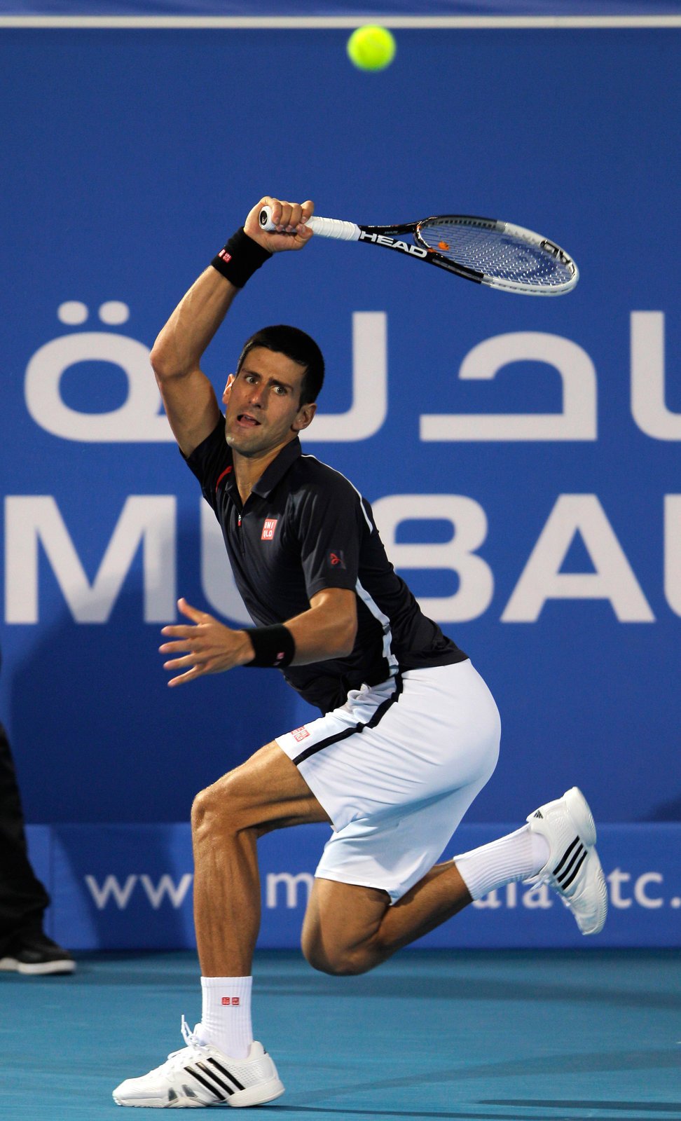 Srbský tenista Novak Djokovič vyhrál exhibiční turnaj v Abú Zabí, ve finále zdolal Španěla Almagra po boji 2:1 na sety