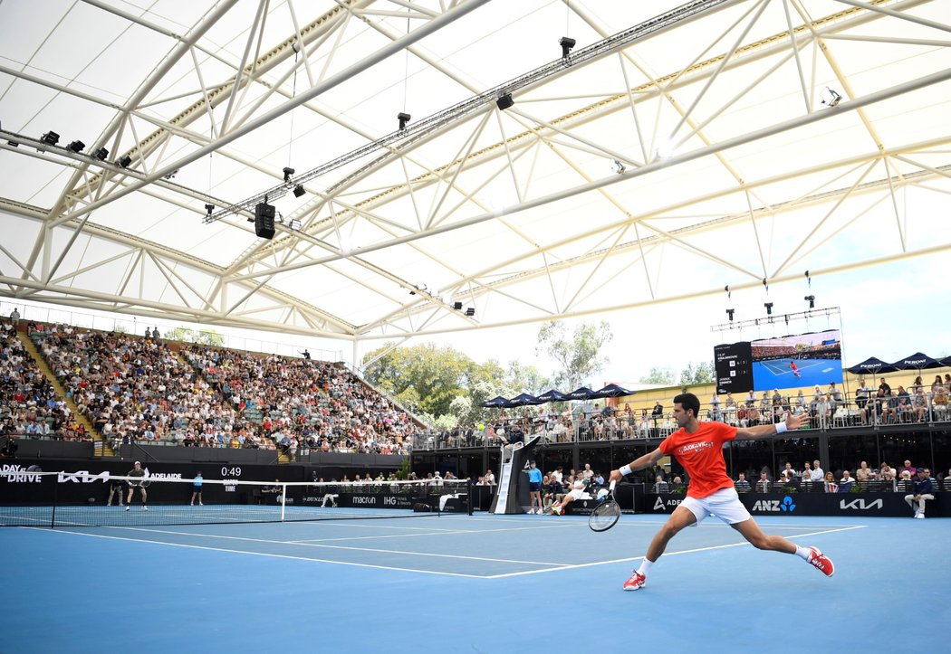 Novak Djokovič při exhibici v Adelaide, na níž přišlo čtyři tisíce fanoušků