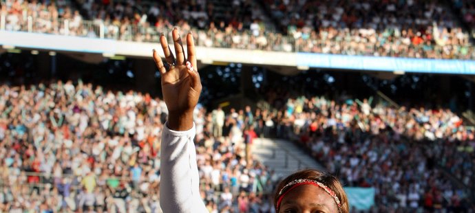 Serena Williamsová mává rekordním 35 tisícům divákům, kteří přišli na její exhibici s Kim Clijstersovou