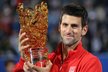 Srbský tenista Novak Djokovič s trofejí pro vítěze exhibice v Abú Zabí