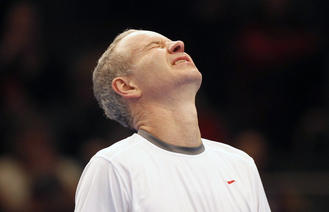 John McEnroe s bolestnou grimasou způsobenou zraněným kotníkem