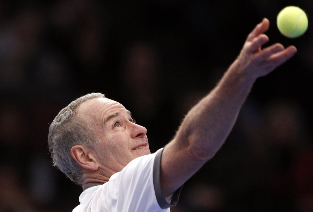 John McEnroe při podání