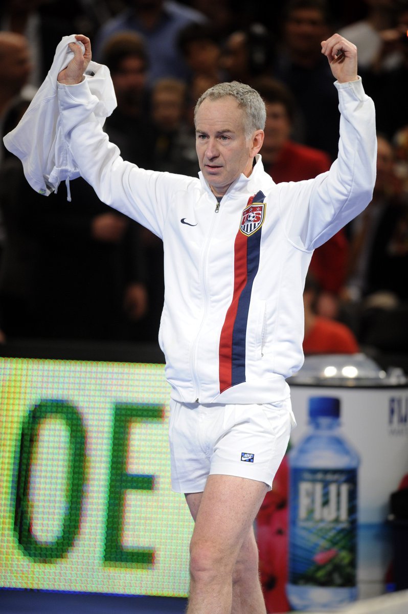 John McEnroe v exhibici proti Ivanu Lendlovi ukázal aprartní trenýrky z roku 1985