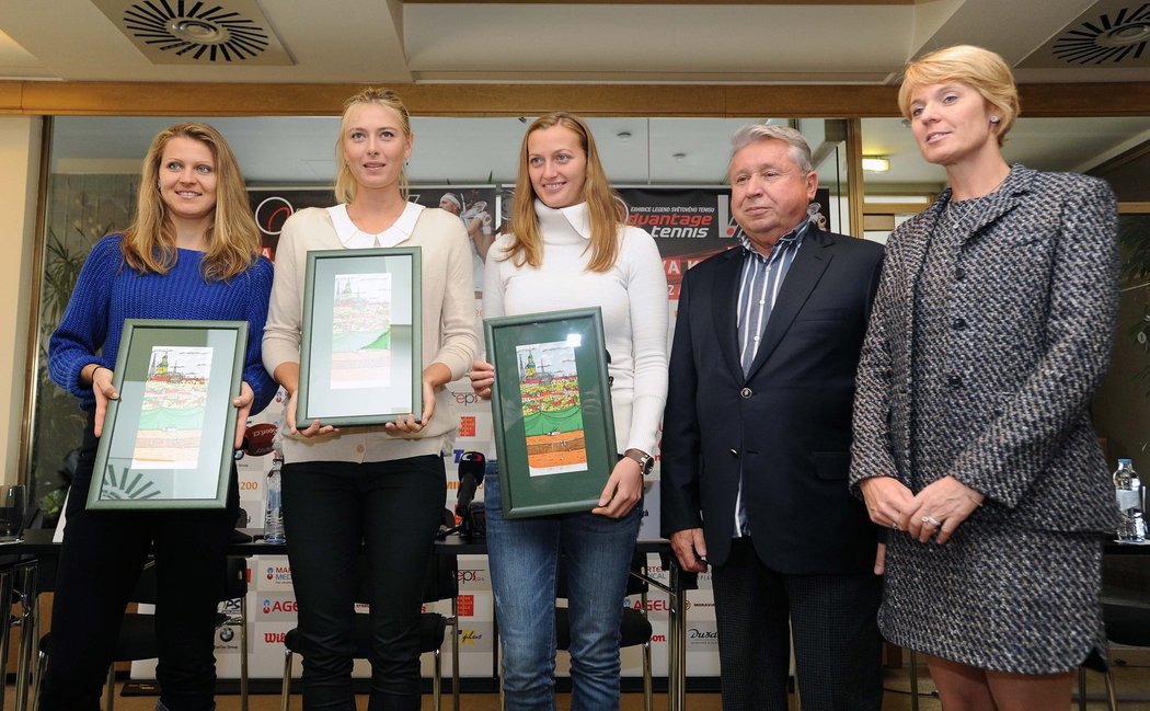 Tisková konference před tenisovou exhibicí v Praze: Zleva Lucie Šafářová, Maria Šarapovová, Petra Kvitová, Miroslav Černošek, Petra Píchalová