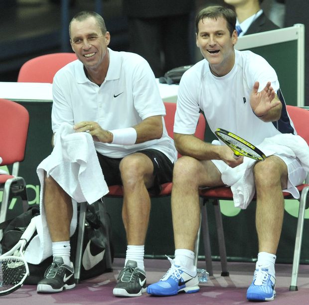 Lendl s Nováčkem odpočívají mezi gamy. Lendl s Nováčkem odpočívají mezi gamy.