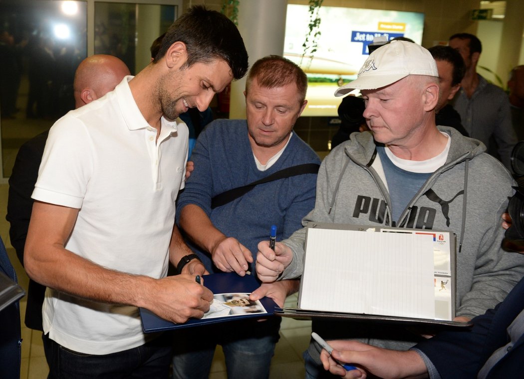 Novak Djokovič se po příletu do Prahy podepsal i několika fanouškům