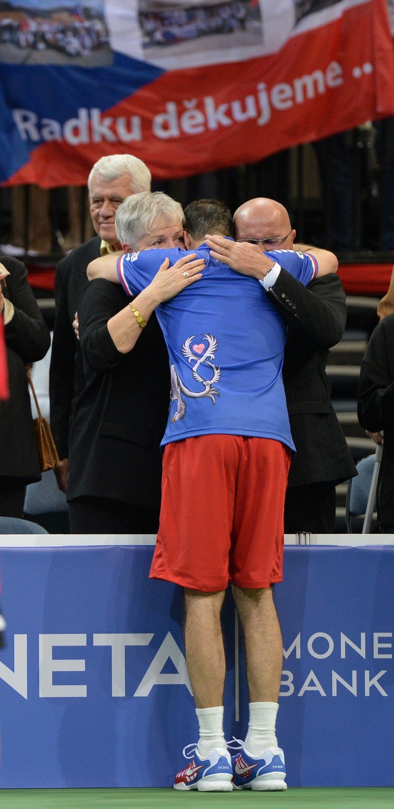 Po rozlučce nemohlo chybět objetí s rodiči, kterým během utkání s Novakem Djokovičem věnoval Radek Štěpánek samostatný proslov