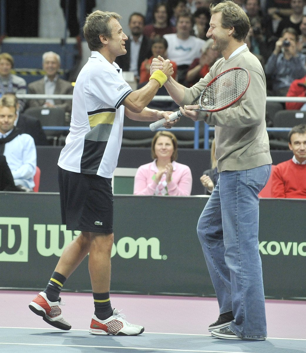 Wilander se zdraví s Milošem Mečířem.