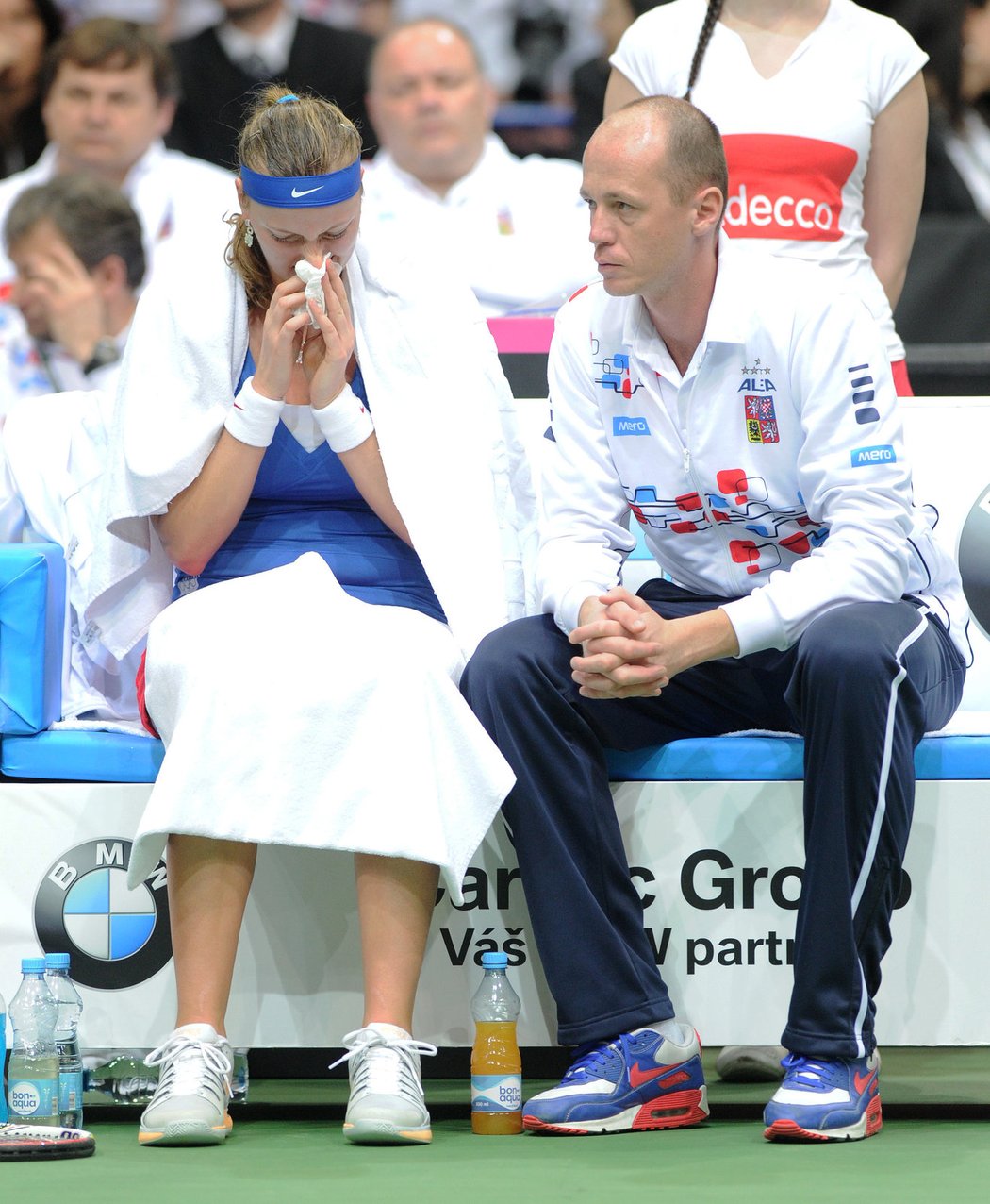 Petra Pála v diskuzi s Petrou Kvitovou během fedcupového zápasu proti Samanthě Stosurové
