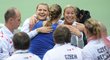Vítězné objetí Petry Kvitové s Lucií Šafářovou po postupu přes australské tenistky