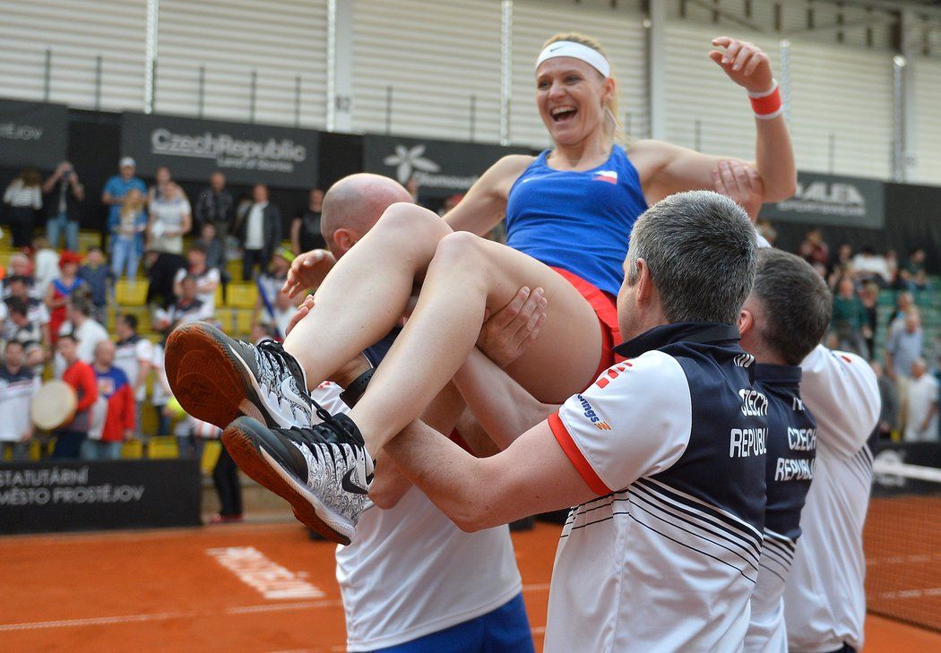 Lucie Šafářová se v Prostějově v baráži s Kanadou rozloučila s Fed Cupovou kariérou, když po boku Barbory Krejčíkové vyhrála čtyřhru