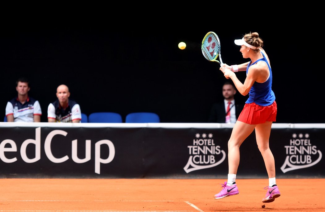 Markéta Vondroušová během nedělní dvouhry v rámci baráže o Fed Cup proti Kanaďance Rebecce Marinové