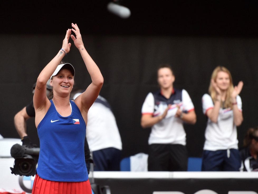Česká tenistka Markéta Vondroušová slaví vítězství nad Leylah Fernandezovou z Kanady