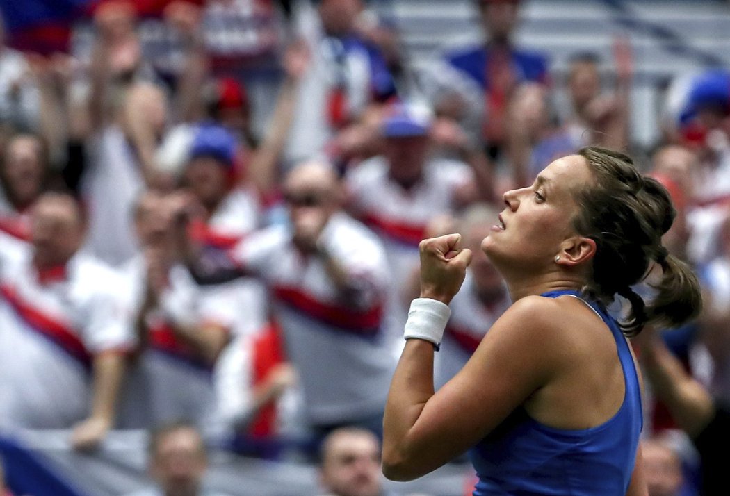 Česká tenistka Barbora Strýcová slaví postup do semifinále Fed Cupu