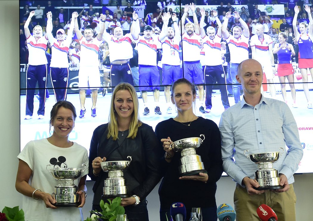 Barbora Strýcová, Petra Kvitová, Karolína Pílšková a kapitán Petr Pála po návratu z vítězného finále Fed Cupu ve Francii