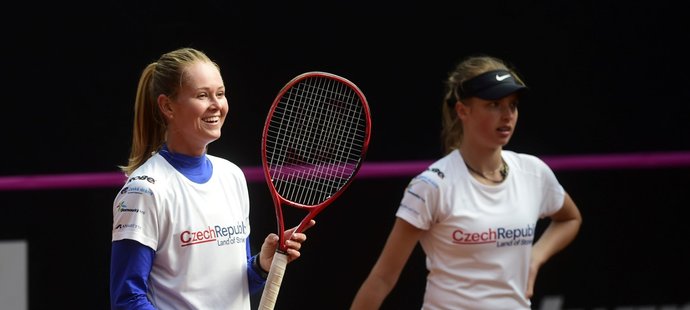 Česká tenistka Marie Bouzková (vlevo) s tréninkovou soupeřkou Lindou Fruhvirtovou (vpravo)