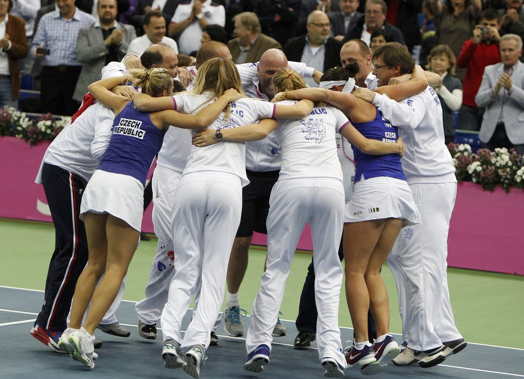 Celý český tým slaví vítězství ve Fed Cupu.