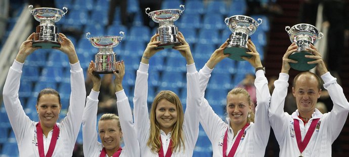 To jsou české hrdinky! Kvitová a spol. třímají v rukách poháry pro šampionky Fed Cupu