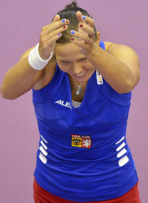 Lucie Hradecká slaví s diváky svůj triumf Lucie Hradecká slaví s diváky svůj triumf
