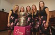 Lucie Šafářová, Markéta Vondroušová, Barbora Krejčíková, Marie Bouzková a Karolína Muchová pózují s pohárem pro vítězky Fed Cupu...