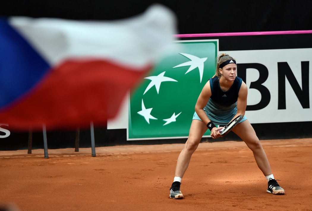 Karolína Muchová zvládla fedcupovou premiéru a na antuce v Prostějově porazila Rebeccu Marinovou 6:3 a 6:0