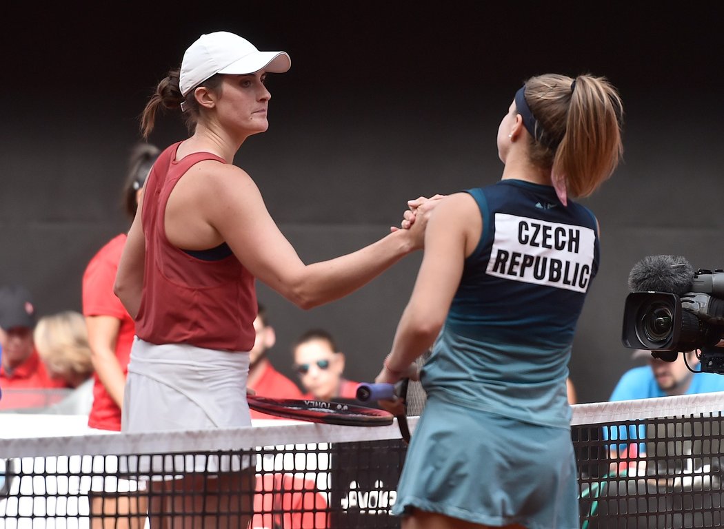 Karolína Muchová zvládla fedcupovou premiéru a na antuce v Prostějově porazila Rebeccu Marinovou 6:3 a 6:0