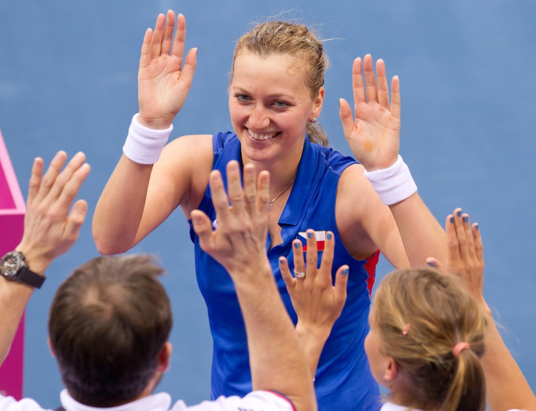 Dokázala jsem to! Kvitová se raduje s českým týmem po výhře nad Julií Görgesovou.