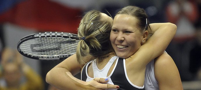 Květa Peschkeová (vlevo) s Lucií Hradeckou se radují z postupu do semifinále Fed Cupu