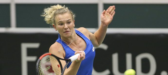 Kateřina Siniaková v zápase proti Simoně Halepové v prvním kole Fed Cupu
