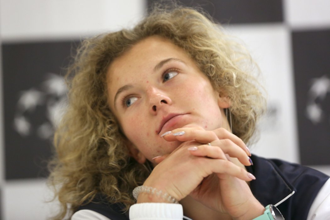 Kateřina Siniaková na tiskové konferenci po těžké porážce se Simonou Halepovou