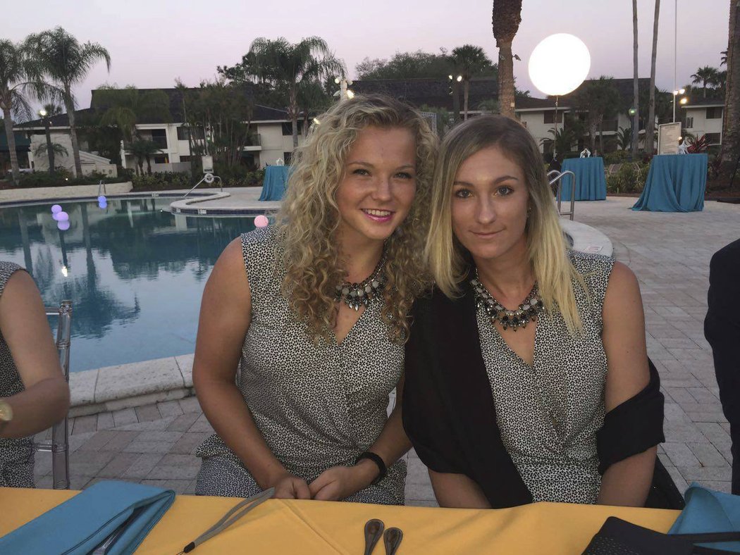 Kateřina Siniaková a Denisa Allertová při fedcupovém banketu na Floridě