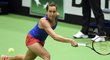 Barbora Strýcová v zápase Fed Cupu proti Španělce Garbiňe Muguruzaové