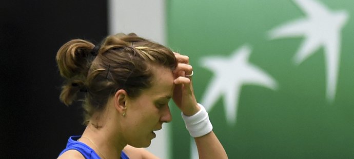 Barbora Strýcový se chytá za hlavu v úvodní dvouhře fedcupového duelu proti Španělkám