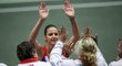 Karolína Plíšková si plácá s českým týmem po své výhře nad Španělkou Arruabarrenaovou