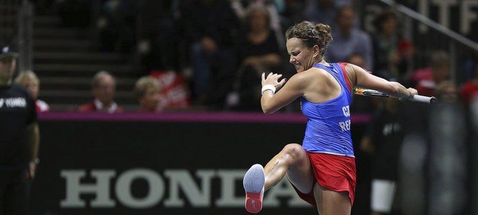 Barbora Strýcová se vzteká v zápase se Švýcarkou Golubicovou v semifinále Fed Cupu