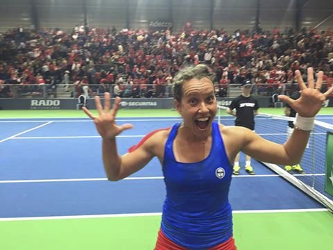 Barbora Strýcová se raduje po svém triumfu nad švýcarskou jedničkou Timeou Bacsinszkou
