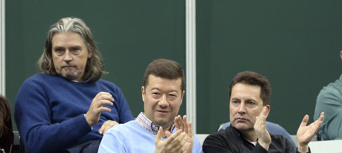 Tomio Okamura na fedcupovém zápase Česko - Švýcarsko, vlevo nad ním sleduje tenis miliardář David Beran.