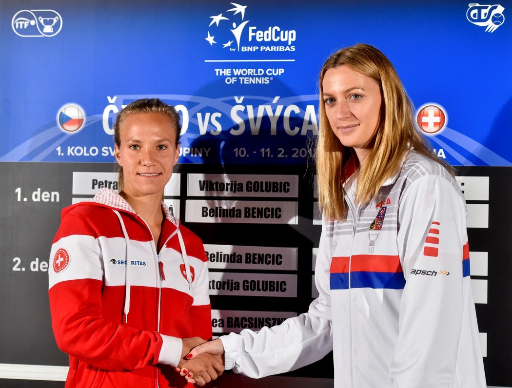 Viktorija Golubicová ze Švýcarska Petra Kvitová při slavnostním losování prvního kola Fed Cupu v Praze